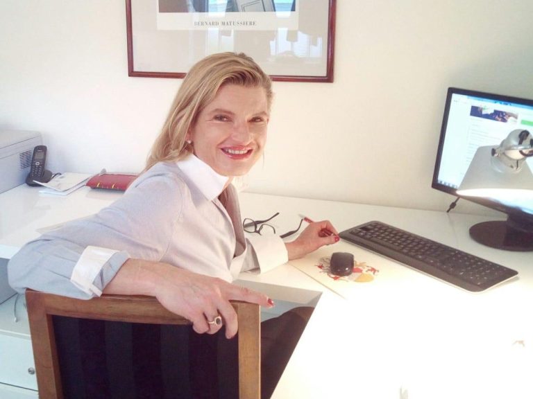 Amelie von Plüskow am Schreibtisch